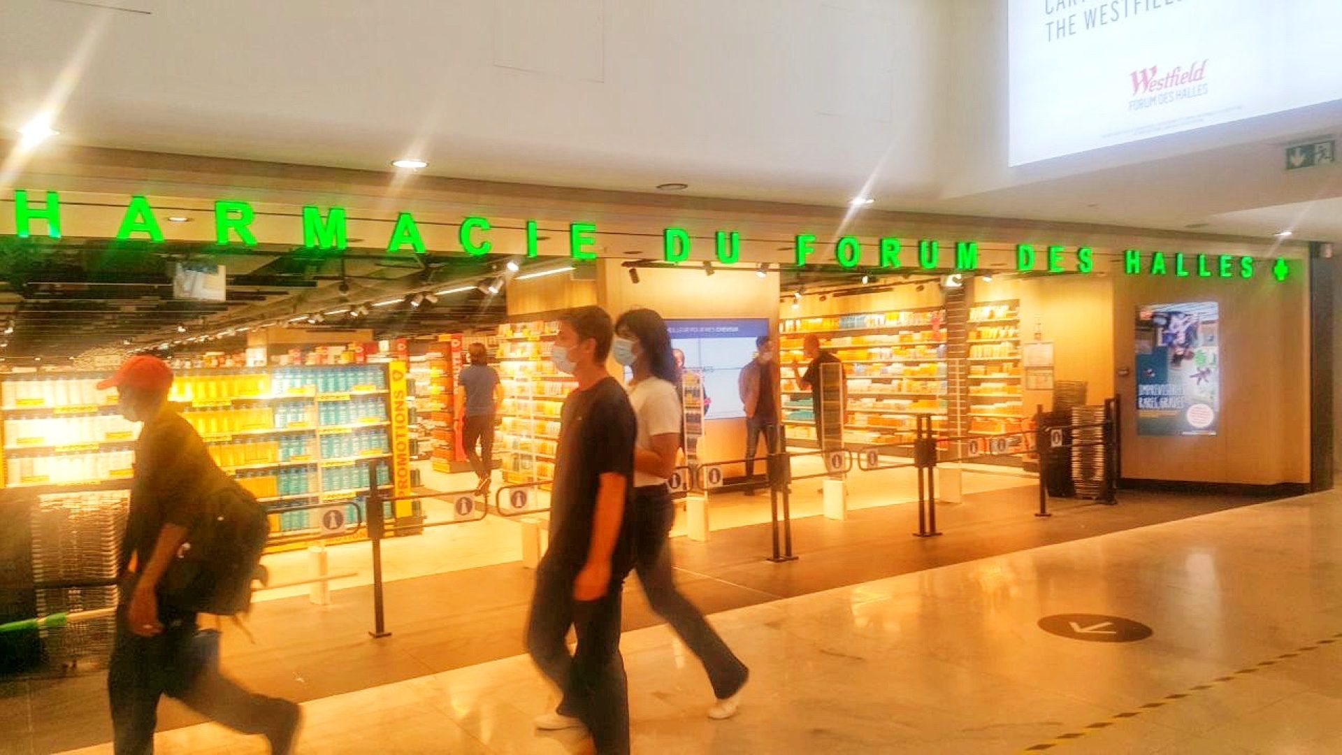 La GRANDE pharmacie qui crée le buzz à Paris !