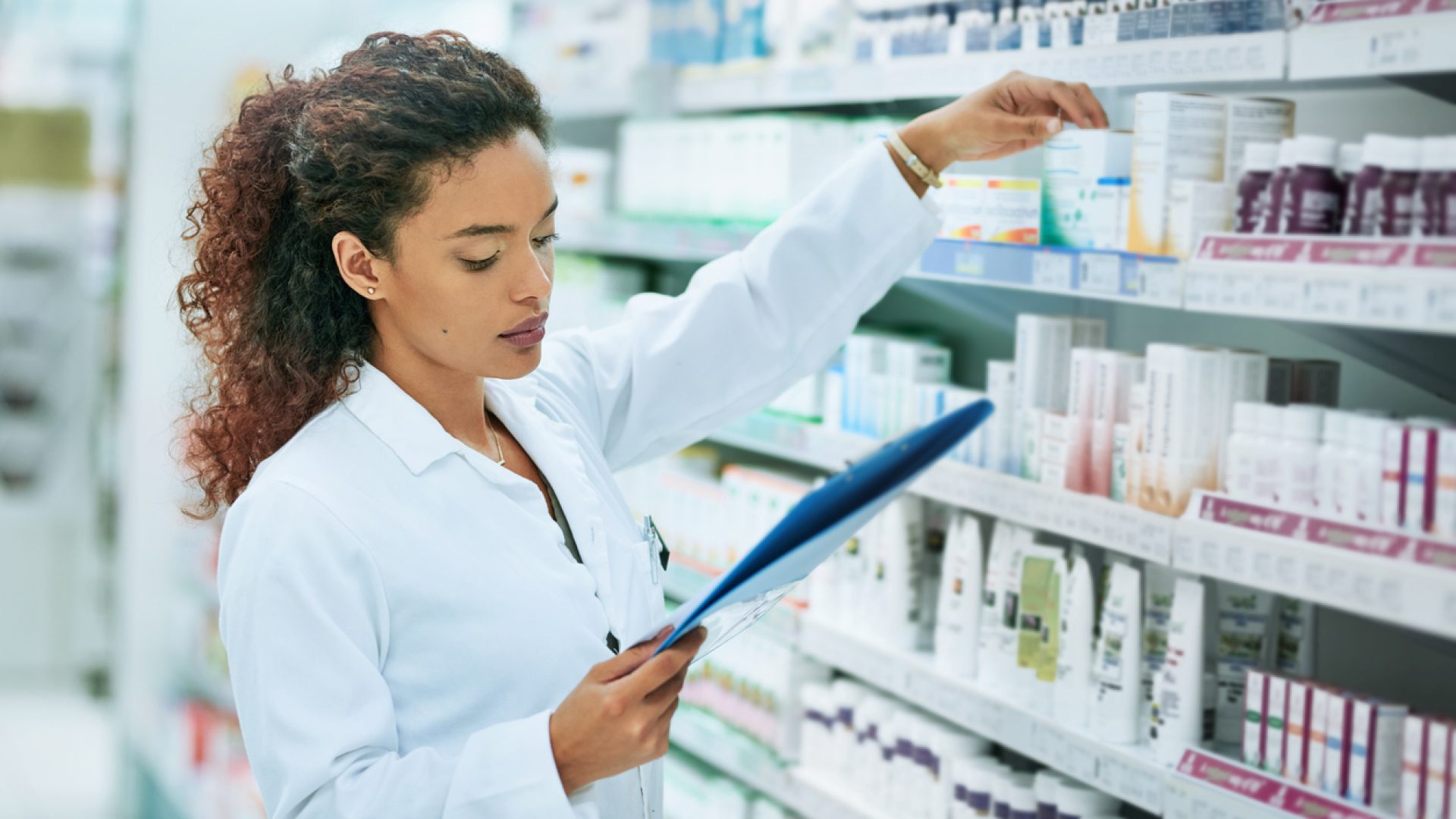 Personnel en pharmacie qui assure la disponibilité des produits parapharmaceutiques dans les rayons