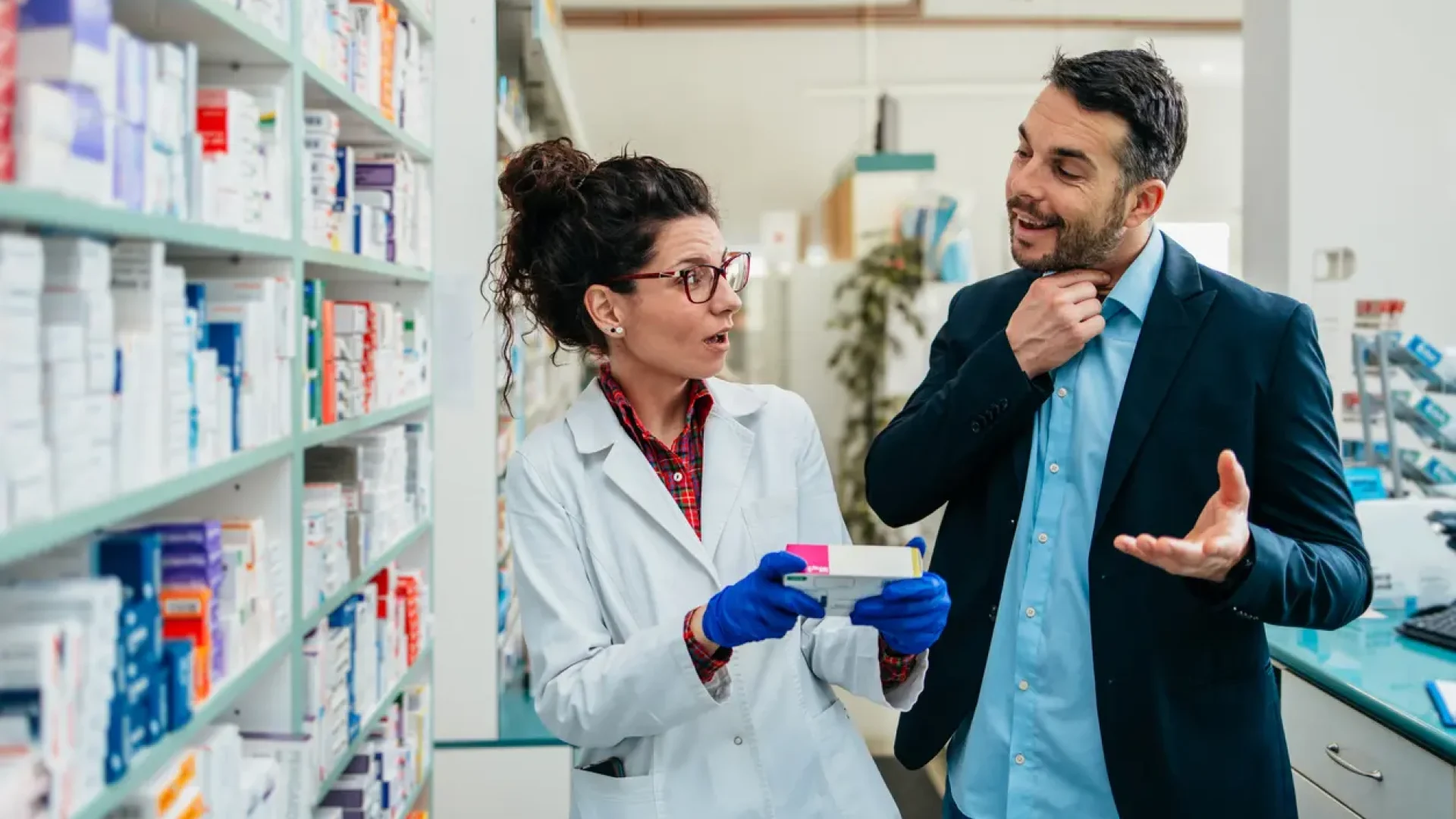 commercial discutant avec une pharmacienne