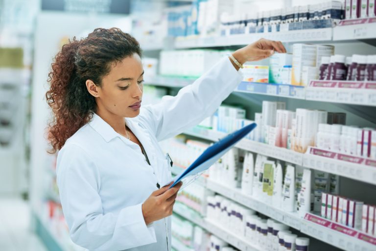 Personnel en pharmacie qui assure la disponibilité des produits parapharmaceutiques dans les rayons