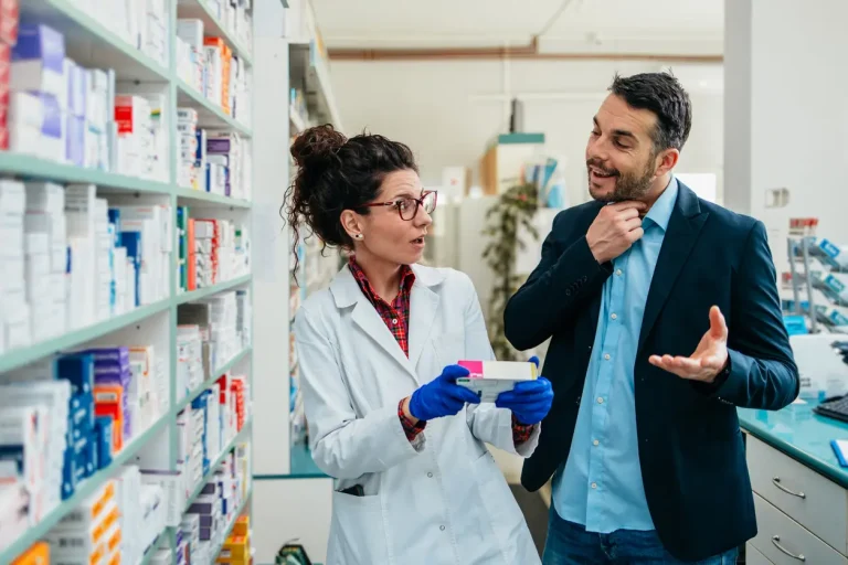 commercial discutant avec une pharmacienne